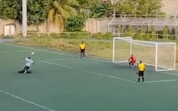 Chàng trai đá penalty sút bay cỏ sân nhân tạo