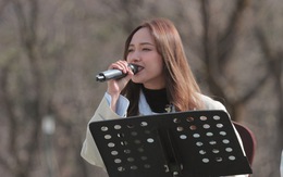 'Nàng thơ của Sơn Tùng M-TP' ngồi hát ca bềnh bồng ở Hàn Quốc