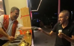 Người đàn ông bán kem Thổ Nhĩ Kỳ nổi quạu khi gặp khách nhây