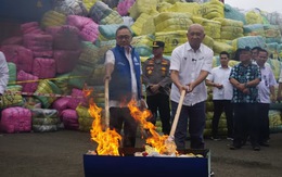 Indonesia đốt hàng triệu USD quần áo cũ để bảo vệ ngành may mặc