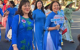Hơn 2.000 phụ nữ mặc áo dài diễu hành ven biển Nha Trang