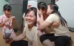 Con gái xúc động khóc khi tặng quà 8-3 cho mẹ