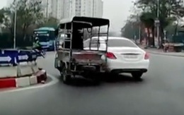 Tài xế xe ba gác đánh lái xuất thần tránh tông vào Mercedes
