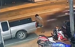 Chàng trai ngã dập mông khi bị ô tô tông văng khỏi thùng xe bán tải