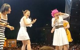 Dương Hoàng Yến bất lực khi dạy fan hát trên sân khấu