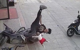 Bố ngã chổng vó vì nằm bế con ngả ngớn trên xe máy