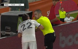 Cầu thủ được 'tặng' thẻ đỏ rời sân khi 'giúp' trọng tài check VAR