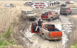 Xe Jeep 'lêu lêu' ô tô bán tải mắc kẹt ở đường lầy