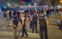 Mỹ: Hàng trăm thanh thiếu niên tràn vào Chicago đập xe, tấn công du khách