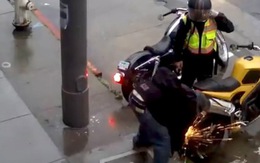 Hai thanh niên dùng máy cưa sắt cắt khóa bánh để trộm mô tô