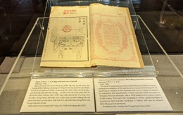 Trưng bày sách Ngự chế minh văn cổ khí đồ dưới thời vua Minh Mạng