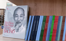 Tặng sách và bản đồ về di sản Hồ Chí Minh cho Trường THPT chuyên Quốc Học Huế