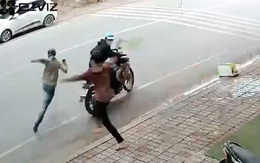 Tên trộm xe máy bị gia chủ cho ăn nguyên cây chổi