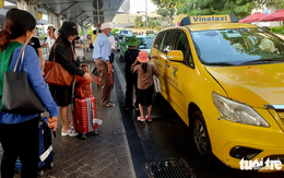 Hành khách đi taxi sân bay Tân Sơn Nhất 'gánh thêm phí', Cục Hàng không nói gì?