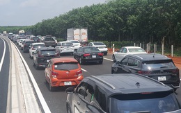 Hàng ngàn xe nô nức trải nghiệm cao tốc Dầu Giây - Phan Thiết, kẹt xe kéo dài trước trạm thu phí