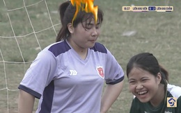 Thủ môn cười bất lực khi đồng đội đỡ bóng lóng ngóng phản lưới nhà