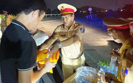 Về quê nghỉ lễ được cảnh sát giao thông Đà Nẵng dừng xe để tặng bánh trái