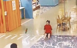 Cô gái ngã dập mông khi lau nhà