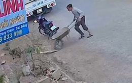 Hai thanh niên đẩy xe rùa gặp nạn chung một kịch bản