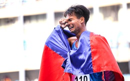 VĐV Campuchia khóc như mưa khi bất ngờ giành HCV 800m SEA Games 32