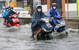 Mưa hơn 10 phút, đường TP Thủ Đức ngập lênh láng, rác dồn thành đống