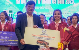 Nguyễn Thị Oanh xúc động nhận ô tô hơn 900 triệu đồng
