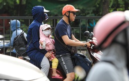 Trẻ em mệt nhoài cùng gia đình trở lại Hà Nội