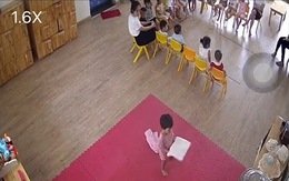 Bé gái thản nhiên lấy chăn gối đi ngủ giữa lúc cả lớp đang ngồi học