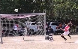 Cầu thủ bị bóng phản dame ngã bật ngửa khi sút penalty