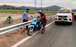 Xe máy chạy vào cao tốc Vĩnh Hảo - Phan Thiết, phải khuân ra ngoài