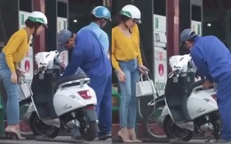 Cô gái dắt xe máy điện đi đổ xăng khiến mọi người hoang mang
