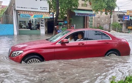 Xe máy, xe hơi 'bơi' trên đường phố Biên Hòa sau mưa