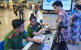 Công an TP.HCM cấp định danh điện tử tại sân bay Tân Sơn Nhất