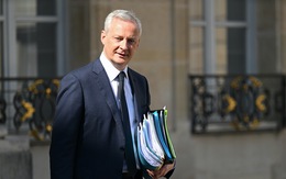 Bộ trưởng kinh tế Pháp viết tiểu thuyết tình cảm ướt át giữa khủng hoảng kinh tế