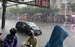 Mưa rất lớn ở Biên Hòa gây ngập, có cả mưa đá