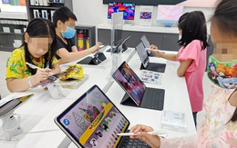 Trẻ em Việt dùng Internet quá mức, cha mẹ phải làm sao?