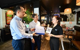 Nhiều quán ăn 'phố ẩm thực' Phan Xích Long được tặng mã thanh toán không tiền mặt