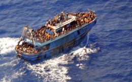 Khoảnh khắc con tàu nhỏ nghi chở 750 người di cư trước khi lật và chìm
