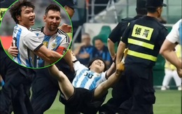 Chàng trai chạy vào sân ôm Messi, cười mãn nguyện khi bị an ninh bắt