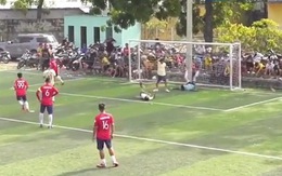 Thủ môn cản penalty thành công bị đồng đội báo hại thủng lưới