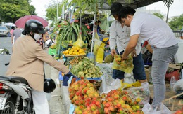 Khai mạc Tuần lễ trái cây "Trên bến dưới thuyền", người dân tranh thủ mua vì vừa nhiều vừa rẻ