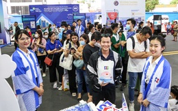 Lễ hội Không tiền mặt: Xếp hàng 'ẵm quà', săn siêu thị giảm giá 40%
