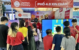 Đông đảo khách hàng tham quan quầy Viettel Money tại lễ hội 'Cashless town'