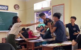 Cô giáo nghẹn ngào khi trò vờ đánh nhau trong tiết học cuối