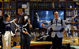 Nhật Bản phát triển robot nhiều tay có thể đeo trên lưng