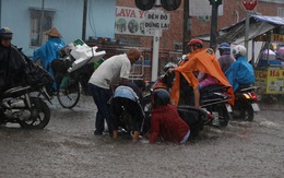 'Lái xe an toàn mùa mưa: Cẩn tắc vô áy náy'