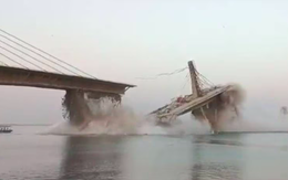 Video cầu lớn đang xây sụp nhanh xuống sông Hằng
