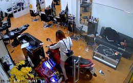 Cô gái dắt xe máy lao vào nhà trong một nốt nhạc