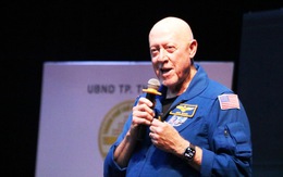 Bạn trẻ đến chật kín hội trường gặp cựu phi hành gia NASA