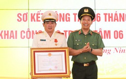 Thiếu tướng Đinh Văn Nơi nhận Huân chương Chiến công hạng nhất